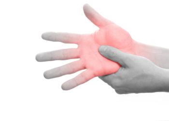 Schmerzen in der Hand treten häufig infolge von Unfällen oder Gelenkverschleiß auf. (Bild: SENTELLO/fotolia.com)