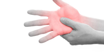 Schmerzen in der Hand treten häufig infolge von Unfällen oder Gelenkverschleiß auf. (Bild: SENTELLO/fotolia.com)