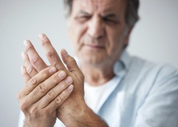 Grund für die Fingerbeschwerden kann zum Beispiel eine Zerrung oder ein Überbein sein. (Bild: sebra/fotolia.com)