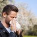 Heuschnupfen kann mit vielfältigen Beschwerden verbunden sein. Typisch sind zum Beispiel ständiges Niesen, tränende Augen und eine permanent laufende Nase. (Bild: mkrberlin/fotolia.com)