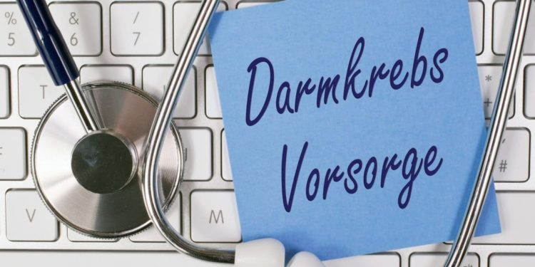 Tastatur, auf der ein Stethoskop und ein Zettel mit der Aufschrift Darmkrebs-Vorsorge liegt