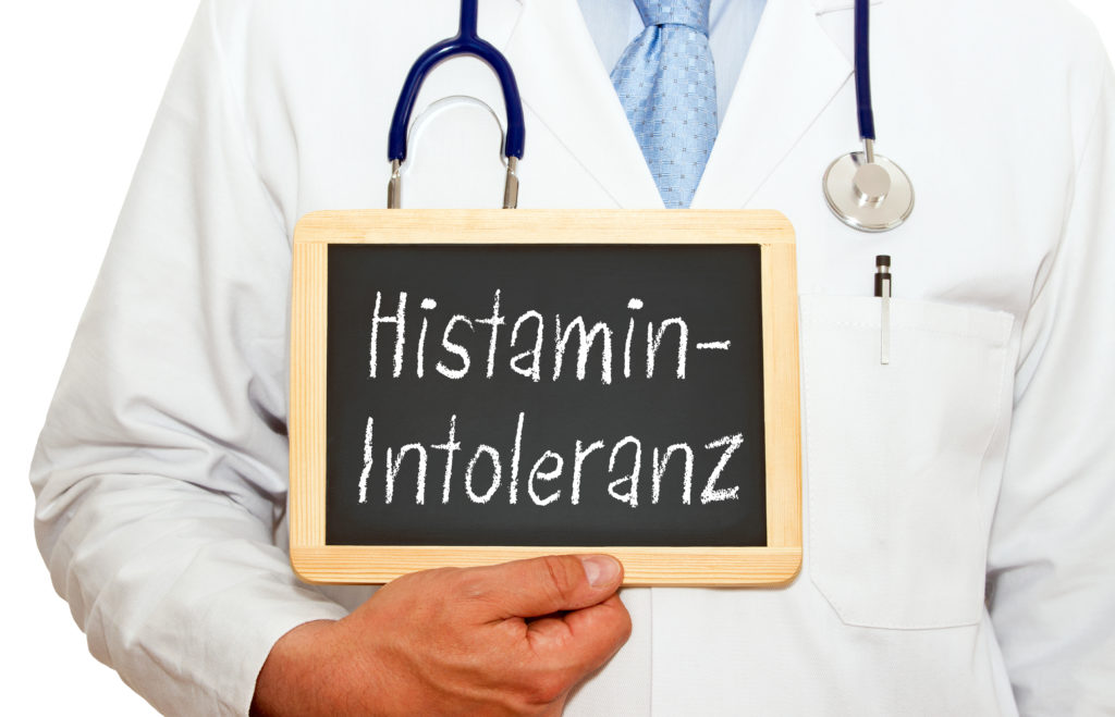Eine Histaminunverträglichkeit kann zu allergischen Reaktionen nach dem Verzehr bestimmter Lebensmittel und Getränke führen. (Bild: DOC RABE Media/fotolia.com)