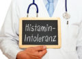 Eine Histaminunverträglichkeit kann zu allergischen Reaktionen nach dem Verzehr bestimmter Lebensmittel und Getränke führen. (Bild: DOC RABE Media/fotolia.com)