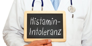 Eine Histaminunverträglichkeit kann zu allergischen Reaktionen nach dem Verzehr bestimmter Lebensmittel und Getränke führen. (Bild: DOC RABE Media/fotolia.com)