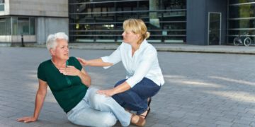 Ein Schwächeanfall macht sich meist schon durch Anzeichen wie allgemeine Kraftlosigkeit im Vorfeld bemerkbar, bevor Betroffenen z. B. "schwarz vor den augen" wird. (Bild: Robert Kneschke/stock.adobe.com)