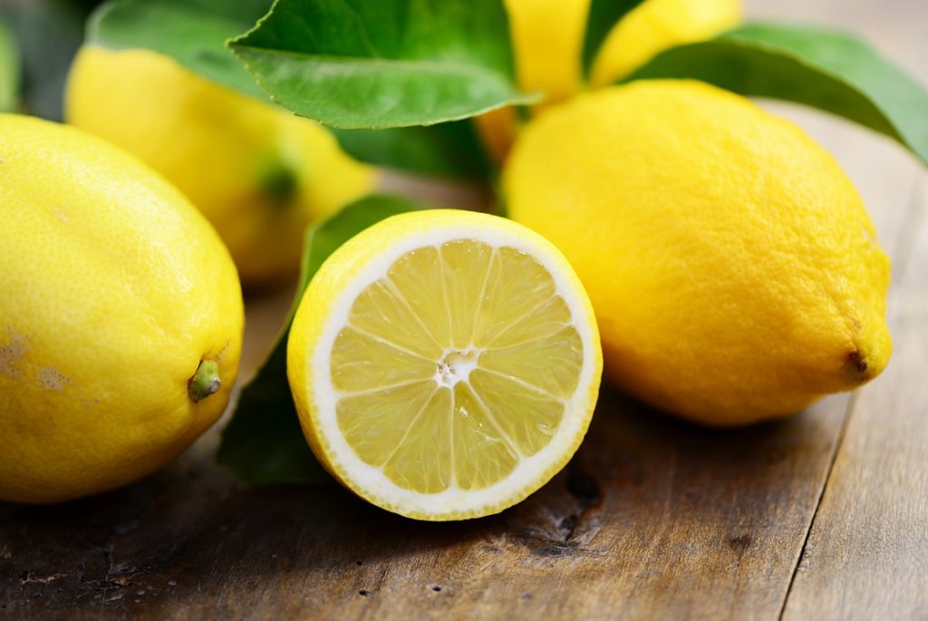 Wird einem schlecht, kann das Riechen an einer frisch aufgeschnittenen Zitrone helfen. (Bild: photocrew/fotolia.com)