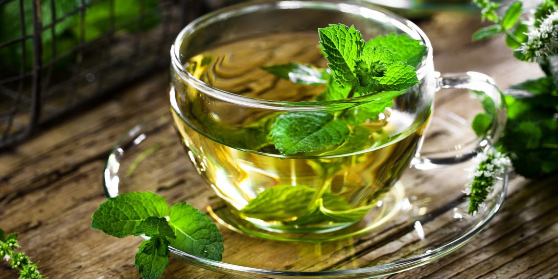 Frisch aufgebrühter Pfefferminzee ist aufgrund der enthaltenen ätherischen Öle ein bewährtes Hausmittel bei Magenproblemen und Übelkeit. (Bild: karepa/fotolia.com)