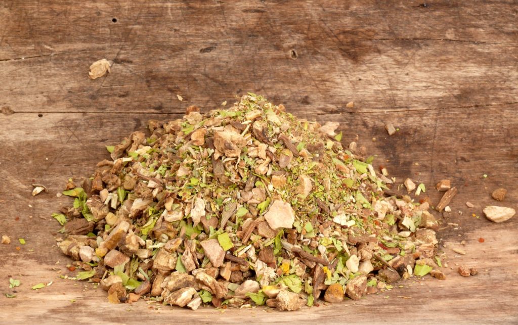 Schwedenkräuter sind ein traditionelles Naturheilmittel gegen Übelkeit. Die Kräuter bzw. der bereits fertige Schwedenbitter sind in der Apotheke erhältlich. (Bild: TwilightArtPictures/fotolia.com)