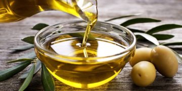Hilfreich bei Dehnungsstreifen kann eine Massage mit kalt gepresstem Olivenöl sein. (Bild: Dušan Zidar/fotolia.com)