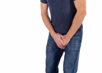 Schmerzen im Penis können eine entzündliche Ursache haben, können aber auch z. B. aufgrund einer Penisverkrümmung auftreten. (Bild: Dmitry_Tkachev/fotolia.com)