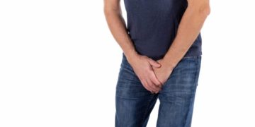 Schmerzen im Penis können eine entzündliche Ursache haben, können aber auch z. B. aufgrund einer Penisverkrümmung auftreten. (Bild: Dmitry_Tkachev/fotolia.com)