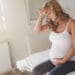 In der Schwangerschaft sollte unangenehm riechender Urin besonders ernst genommen werden. Denn eine unbehandelte Blasenentzündung kann in diesem Fall schnell zu einem großen Problem werden. (Bild: nd3000/fotolia.com)