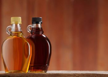 Ahornsirup in Flasche.