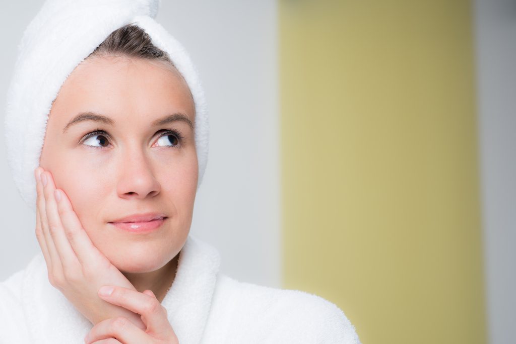 Haarkuren, zum Beispiel mit Heilerde, Honig oder Joghurt, können sehr wirkungsvoll bei fettigen Haaren sein. (Bild: Picture-Factory/fotolia.com)
