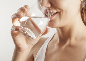 Frauen können das Risiko für Blasenentzündungen  durch das Trinken von viel Wasser deutlich reduzieren. Durch die erhöhte Flüssigkeitszufuhr könnte auch der Einsatz von Antibiotika reduziert werden. (Bild: sebra/fotolia.com)