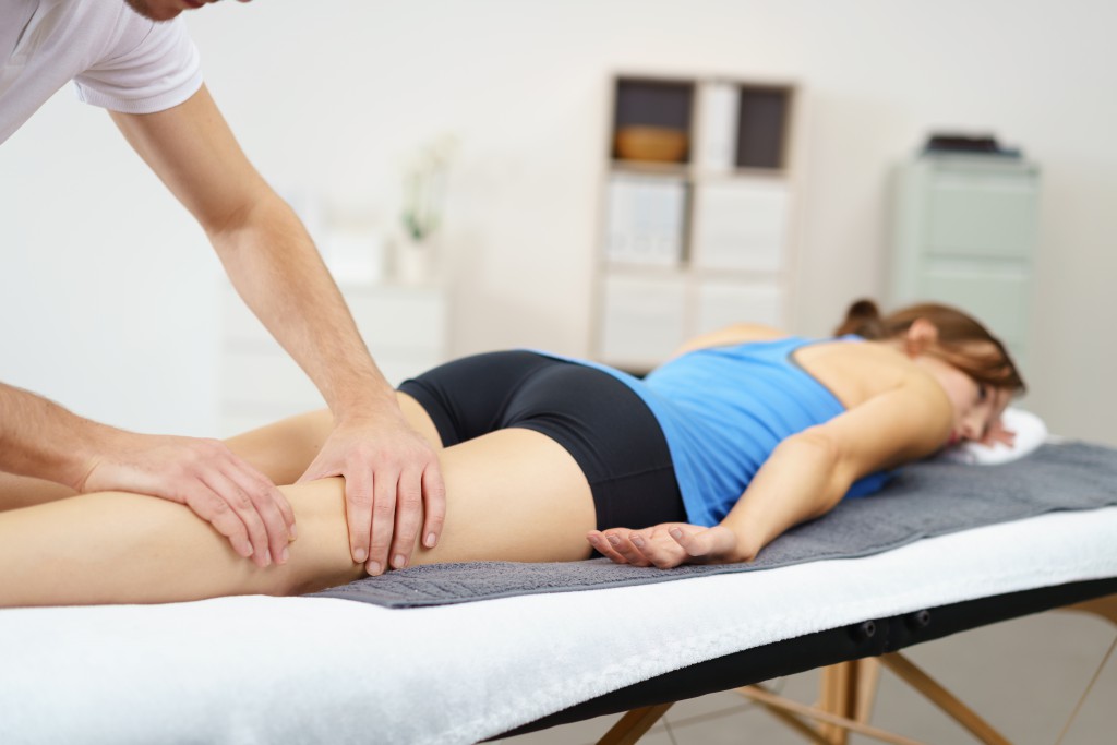 Manuelle Therapien können bei zahlreichen Ursachen der Beinschmerzen eingesetzt werden. (Bild: contrastwerkstatt/fotolia.com)