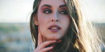 Blaue Lippen, die nicht kältebedingt auftreten, können Anzeichen ernster Erkrankungen sein. (Bild: lpictures/fotolia.com)
