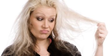 Das Haar kann brüchig werden, wenn es strapaziert wird, es kann aber auch eine Erkrankung der Auslöser sein. (Bild: Sandy Schulze/fotolia.com)