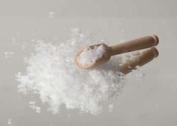 Salzkristalle mit Holzlöffel