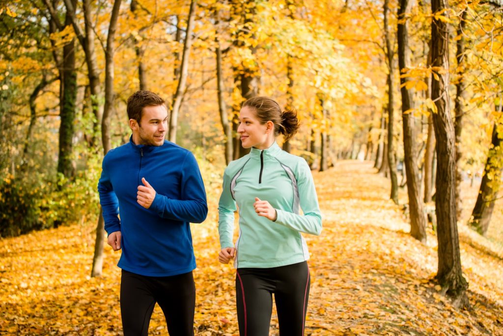 Die richtige Ausrüstung beim Joggen kann vor Muskelkater schützen. Spezielle Funktionskleidung reguliert bei Kälte und Wärme die Körpertemperatur und transportiert den Schweiß nach außen. (Bild: Martinan/stock.adobe.com) 