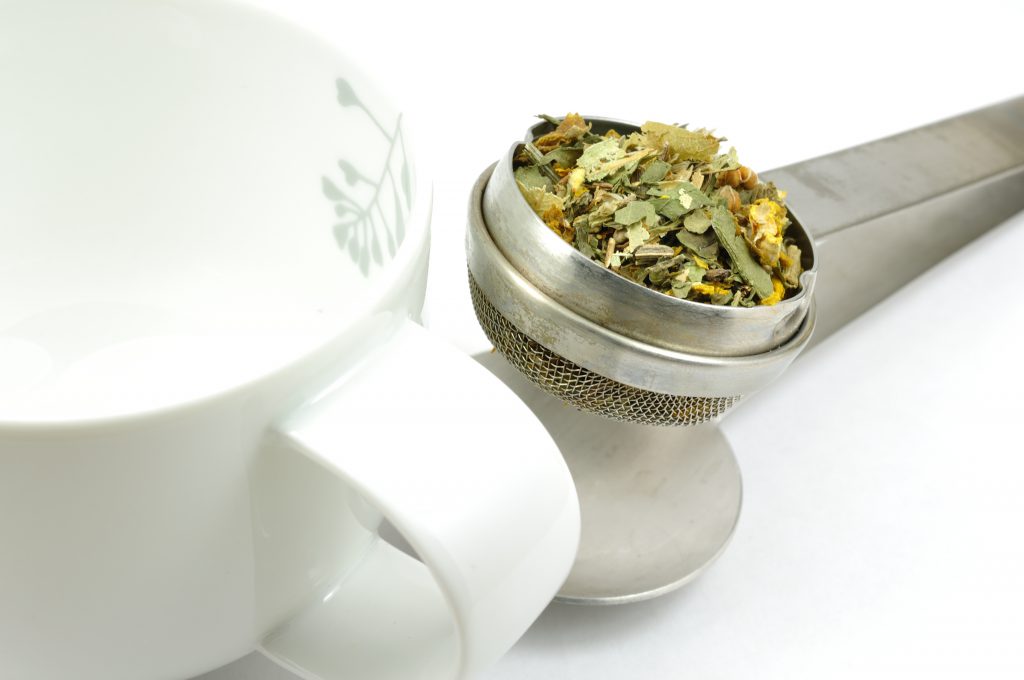 Verschiedene Kräutertees können die Hustensymptome lindern. (Bild: dima_pics/fotolia.com)