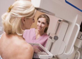 Frau bei der Brustkrebs-Vorsorgeuntersuchung