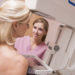 Frau bei der Brustkrebs-Vorsorgeuntersuchung