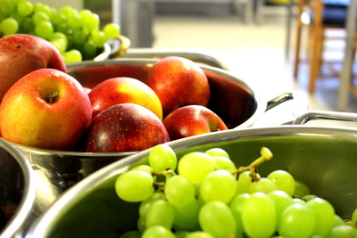 Mehrere Behälter voller frischem Obst