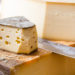 Käse auf einem Holztisch mit einem Messer