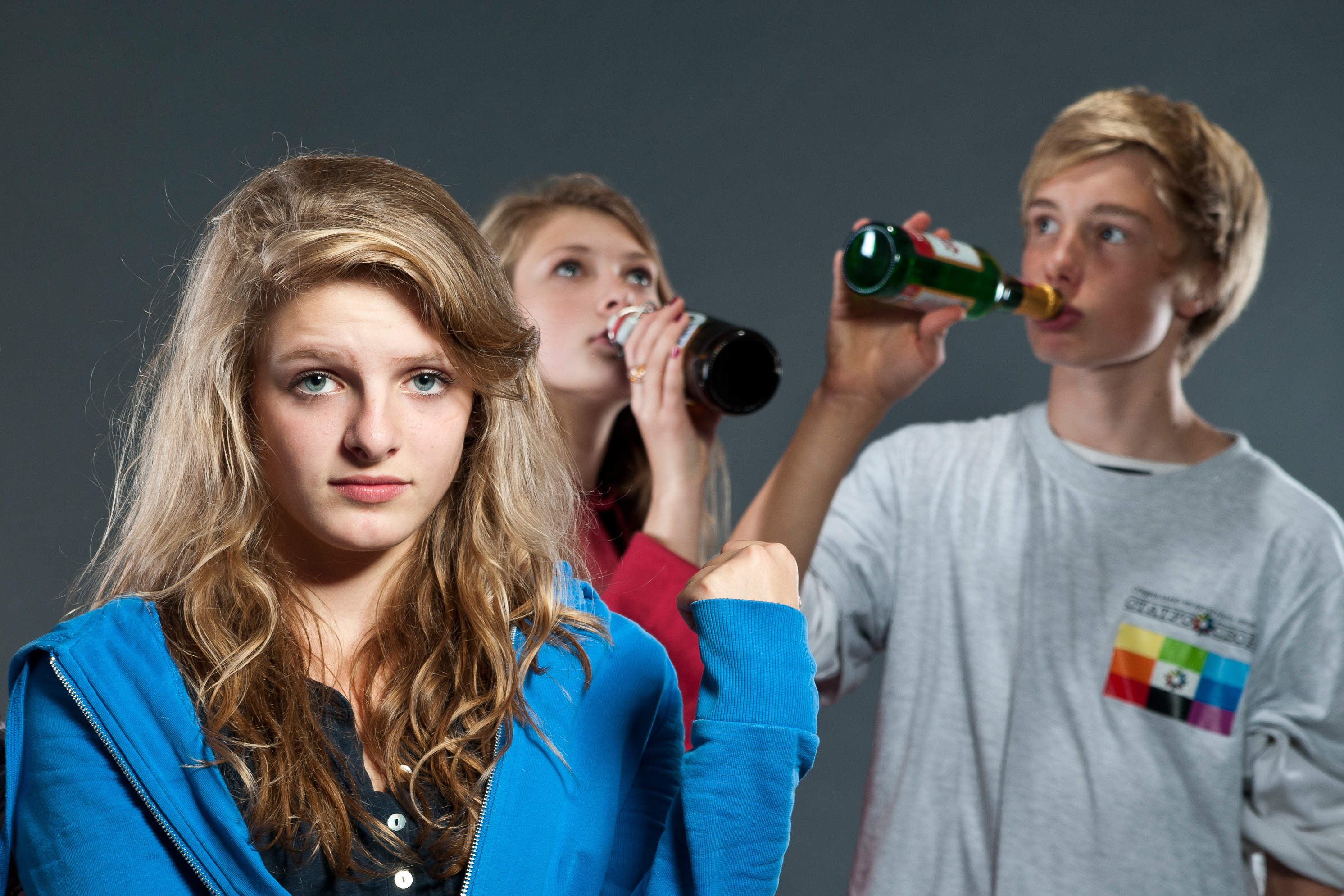 Молодым можно принимать. Детский алкоголизм. Молодежный алкоголизм. Алкоголь и молодежь. Подростки и вредные привычки.