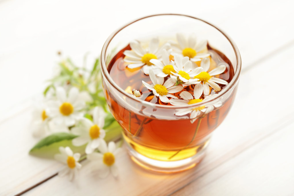 Zur Beruhigung des Magens kennt die Naturheilkunde die Kamille, am Besten als Tee getrunken. (Bild: kuleczka/fotolia.com) 