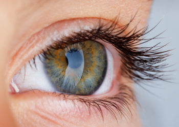 Augenlidzucken wird in den meisten Fällen durch Stress, Überanstrengung der Augen, Mineralstoffmangel oder Übermüdung der Augen ausgelöst. Aber auch schwerwiegende Ursachen können selten ursächlich sein. (Bild: Ramona Heim - Fotolia)