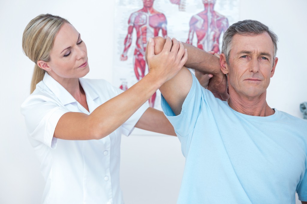 In der Physiotherapie werden verschiedene Dehn- und Streckübungen vollzogen, um die Beschwerden zu lindern. (Bild: WavebreakmediaMicro - fotolia)