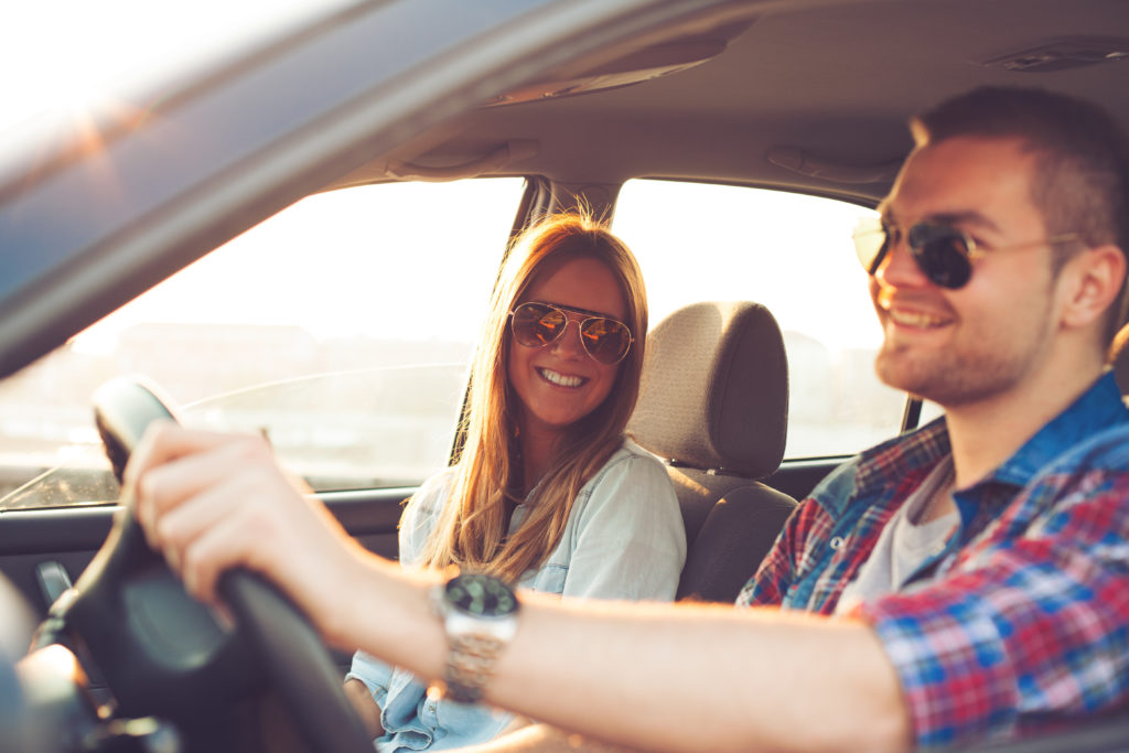 Nicht wenige Menschen flirten im Straßenverkehr.