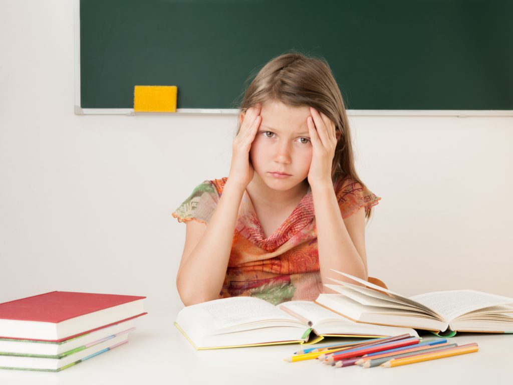 Überforderungen im Schulalltag und im Privatleben: Immer mehr Kinder leiden unter Kopfschmerzen. (Bild: Zlatan Durakovic - fotolia)