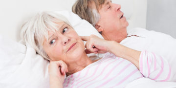 Wer schnarcht, sollte besser keinen Alkohol trinken. Bild: Andrey Popov - fotolia)