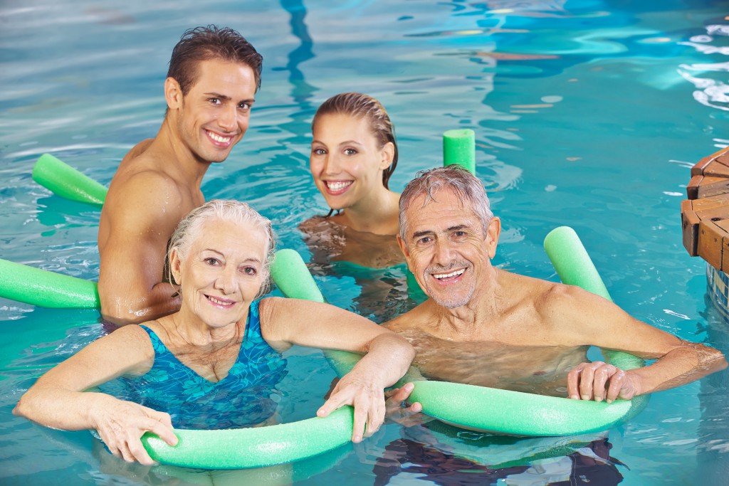 Schwimmen entlastet die Gelenke und fördert die Ausdauer. Bild: Robert Kneschke/fotolia)