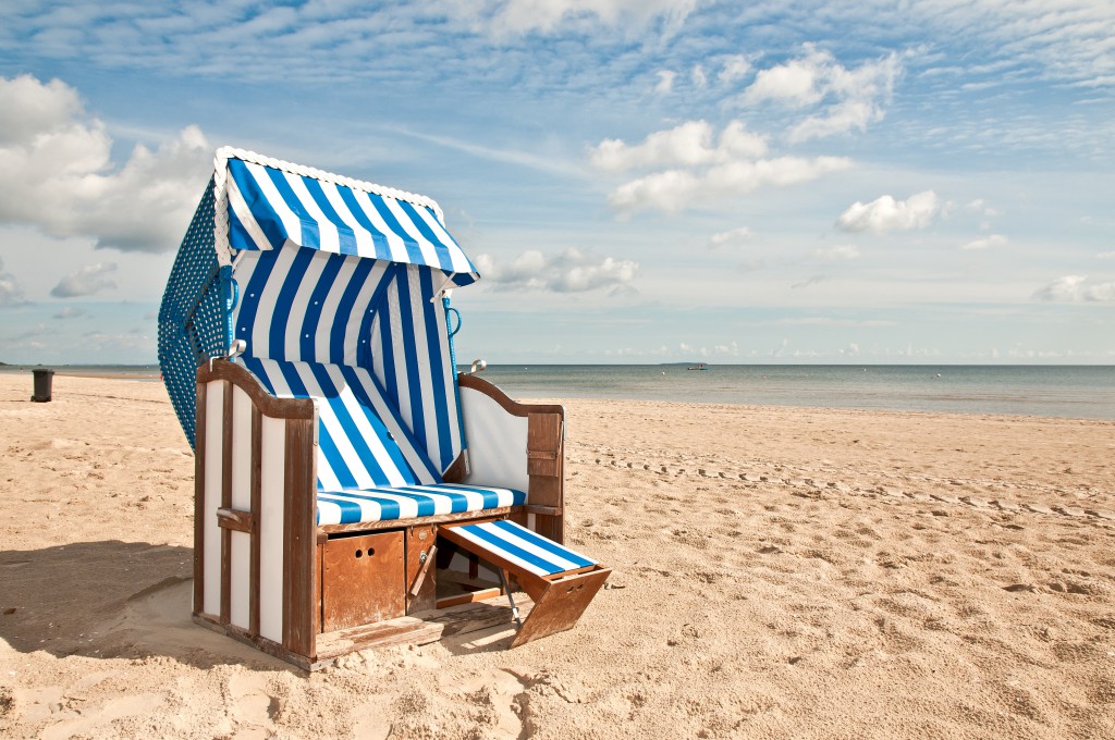 Strandkorb an verlassenem Strand