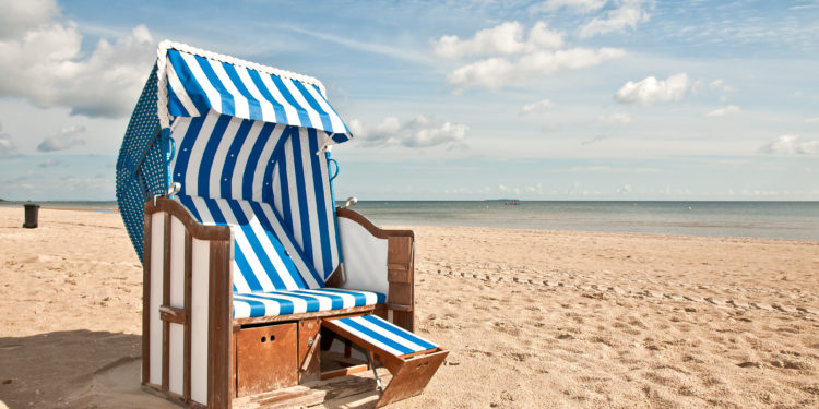 Strandkorb an verlassenem Strand