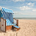 Strandkorb an verlassenem Strand