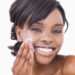 Bei afrikanische Frauen ist hellere Haut ein weit verbreitetes Schönheitsideal, das sie mit Bleichmittel zu erreichen versuchen. (Bild: WavebreakmediaMicro/fotolia.com)