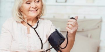 Mit verschiedenen Maßnahmen lässt sich Bluthochdruck auf natürliche Weise senken. (Bild: Viacheslav Iakobchuk/fotolia.com)