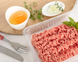Eine Packung mit Hackfleisch steht auf einem Tisch.
