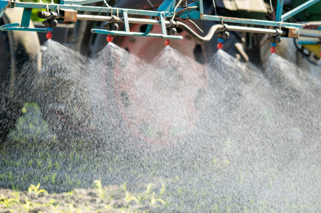 Glyphosat wird als Pflanzenschutzmiitel massenweise eingesetzt. Laut WHO ist es wahrscheinlich krebserregend. (Bild: countrypixel/fotolia.com)