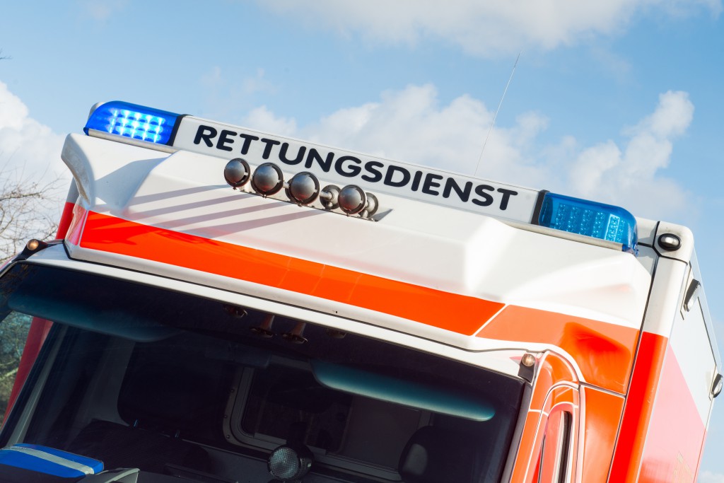 Massive Übelkeit und Erbrechen bei den Flüchtlingen im Würzburger Kloster hatte einen Großeinsatz an Rettungskräften zur Folge. (Bild: benjaminnolte/fotolia.com)