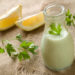 Selbstgemachtes Joghurt-Dressing bietet gegenüber Fertigprodukten deutliche Vorteile. (Bild: Viktorija/fotolia.com)