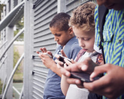 Kinder vor ihren Smartphones.