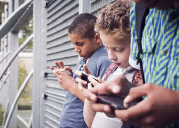 Kinder vor ihren Smartphones.