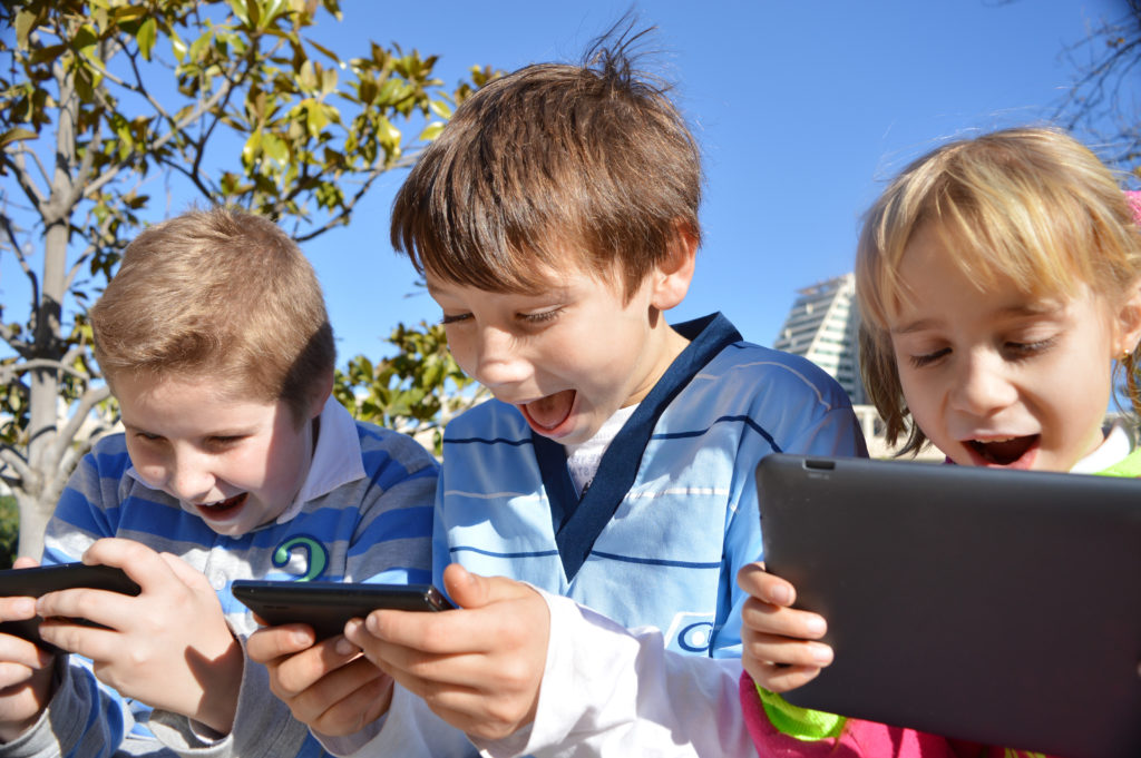 Kinder werden durch die bermäßige Smartphone- und Tablet-Nutzung in ihrer geistigen Entwiklung beeinträchtigt. (Bild: Natallia Vintsik/fotolia.com)