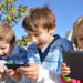 Kinder werden durch die bermäßige Smartphone- und Tablet-Nutzung in ihrer geistigen Entwiklung beeinträchtigt. (Bild: Natallia Vintsik/fotolia.com)